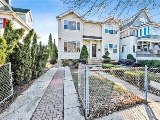  3 BR,  3.00 BTH &nbsp;Single family style home in West Brighton