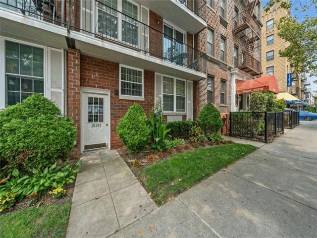  2 BR,  2.00 BTH &nbsp;Co-op style home in Bay Ridge