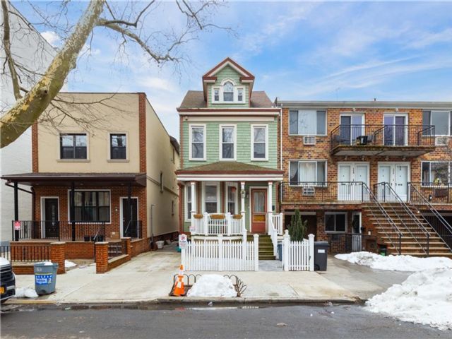  4 BR,  4.00 BTH &nbsp;Multi-family style home in Bay Ridge