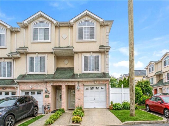  3 BR,  4.00 BTH &nbsp;Single family style home in Rosebank