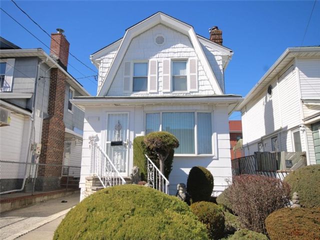 3 BR,  2.00 BTH &nbsp;Single family style home in Bensonhurst