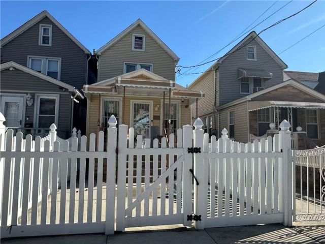  3 BR,  3.00 BTH &nbsp;Single family style home in South Ozone Park