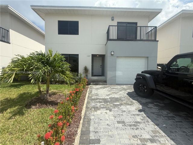  5 BR,  3.00 BTH &nbsp;European style home in Florida City