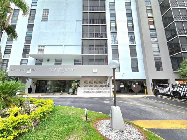  2 BR,  2.00 BTH &nbsp; style home in Biscayne Park