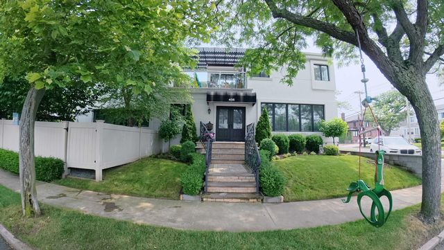  4 BR,  4.50 BTH &nbsp;Architectural style home in Neponsit