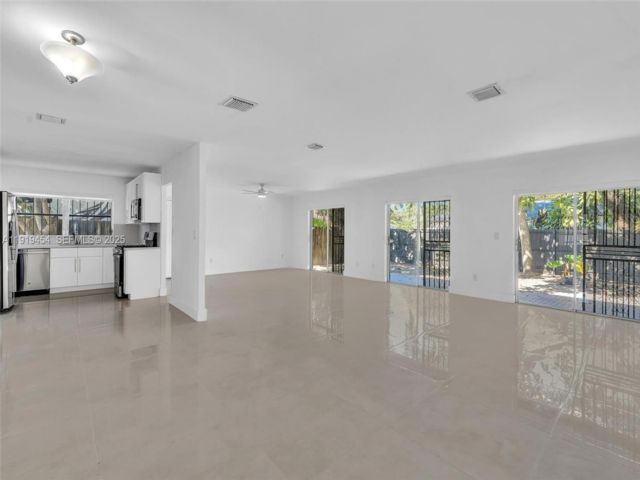  3 BR,  2.00 BTH &nbsp; style home in Miami