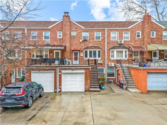  4 BR,  3.00 BTH &nbsp;Multi-family style home in Sheepshead Bay