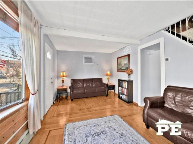  4 BR,  3.00 BTH &nbsp;Single family style home in Marine Park