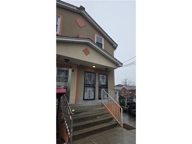  6 BR,  5.00 BTH &nbsp;Multi-family style home in Laurelton