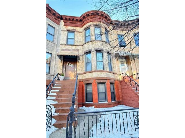  8 BR,  4.00 BTH &nbsp;Multi-family style home in Sunset Park