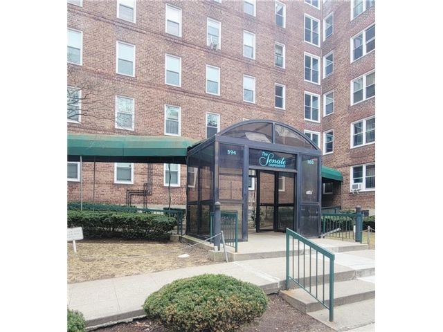  2 BR,  1.00 BTH &nbsp;Co-op style home in Gravesend