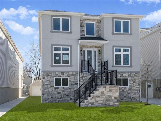  5 BR,  4.00 BTH &nbsp;Multi-family style home in Tottenville