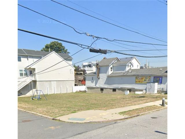 Lot <b>Size:</b>  &nbsp;Land style home in Midland Beach