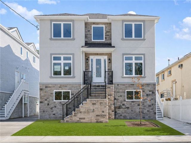  5 BR,  4.00 BTH &nbsp;Multi-family style home in Tottenville