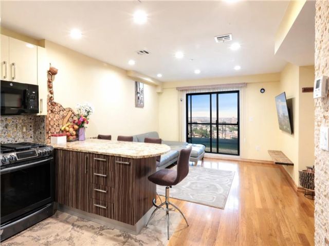  2 BR,  2.00 BTH &nbsp;Condominium style home in Brighton Beach