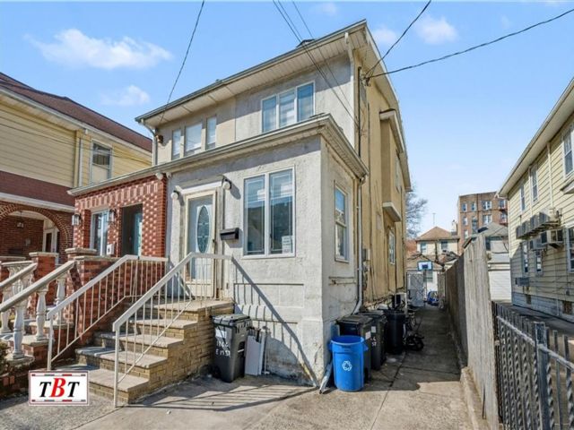  3 BR,  3.00 BTH &nbsp;Single family style home in Highland Park