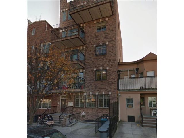  4 BR,  2.00 BTH &nbsp;Condominium style home in Boro-park