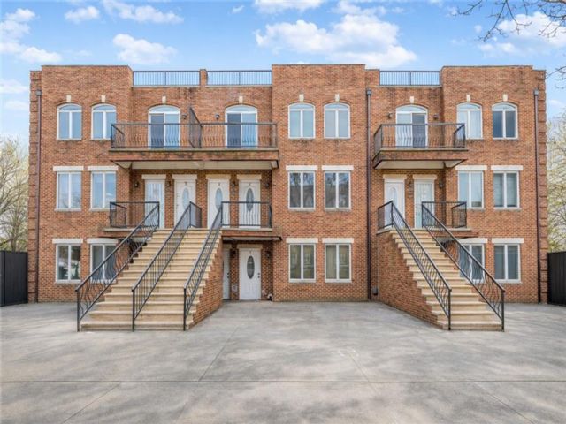  2 BR,  2.00 BTH &nbsp;Condominium style home in Bensonhurst