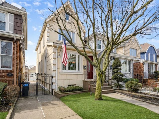 3 BR,  2.00 BTH &nbsp;Single family style home in Dyker Heights