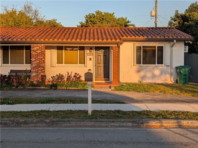  3 BR,  2.00 BTH &nbsp;Duplex style home in Miami