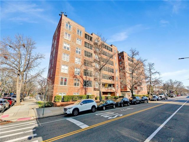  2 BR,  2.00 BTH &nbsp;Co-op style home in Sheepshead Bay