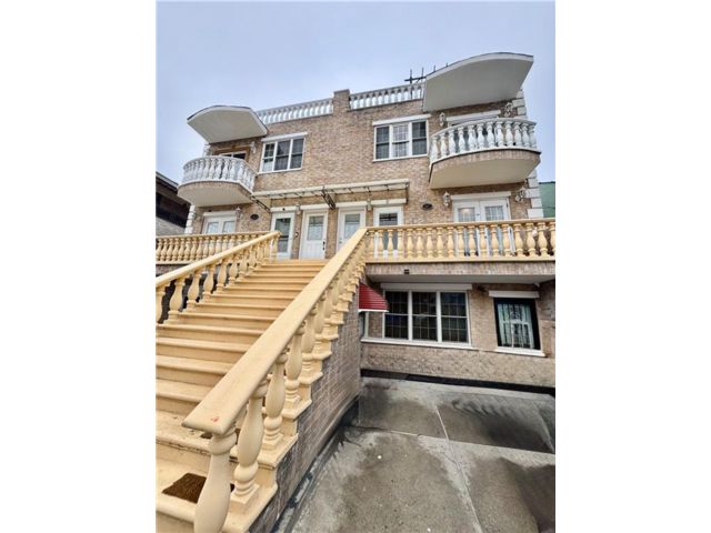  3 BR,  2.00 BTH &nbsp;Condominium style home in Bensonhurst