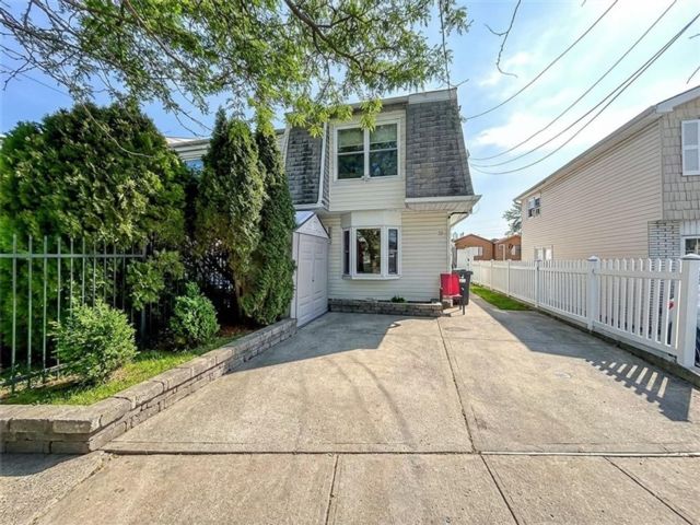  2 BR,  2.00 BTH &nbsp;Single family style home in Arrochar