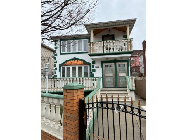  6 BR,  5.00 BTH &nbsp;Multi-family style home in Far Rockaway