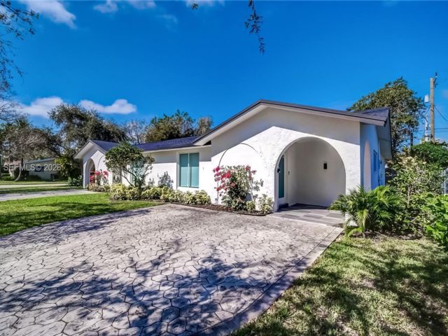  3 BR,  2.00 BTH &nbsp;European style home in Pinecrest
