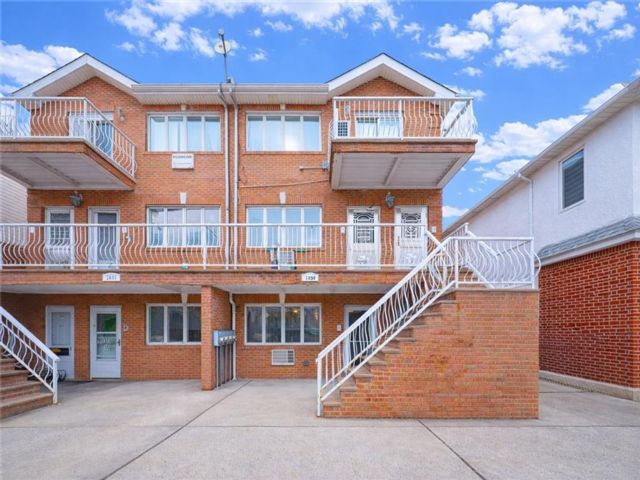  3 BR,  2.00 BTH &nbsp;Condominium style home in Bensonhurst