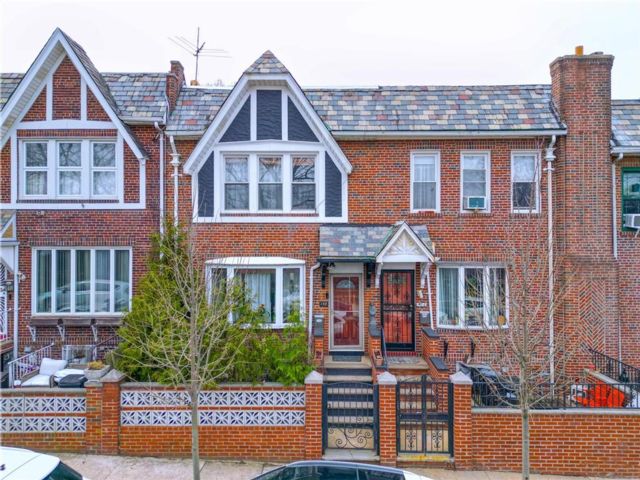  3 BR,  2.00 BTH &nbsp;Single family style home in Bay Ridge