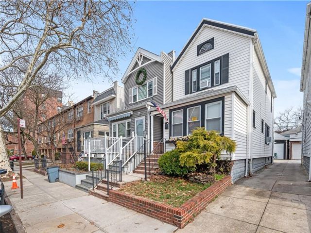  3 BR,  1.50 BTH &nbsp;Single family style home in Bay Ridge