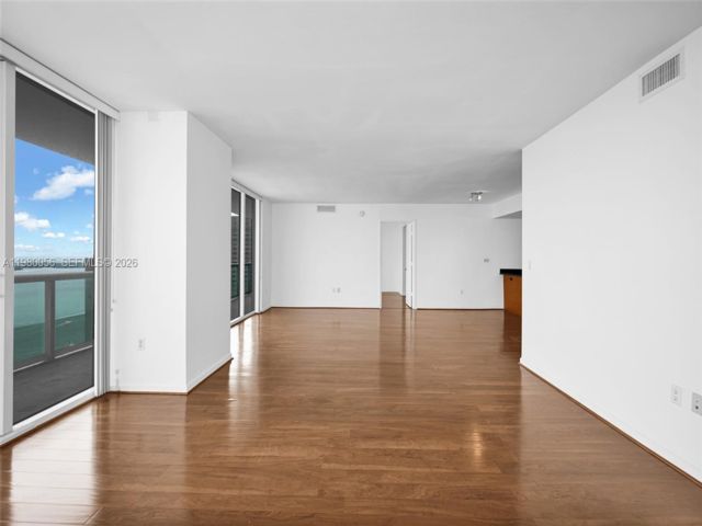[PHOTO]