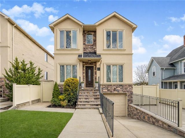  6 BR,  0.00 BTH &nbsp;Multi-family style home in Huguenot