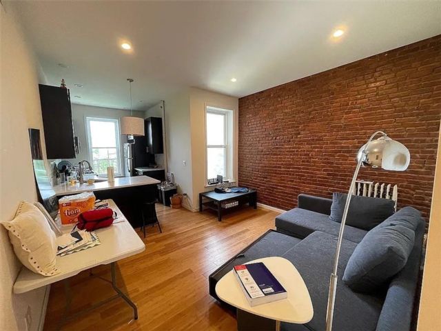  2 BR,  1.00 BTH &nbsp;Multi-family style home in Crown Heights