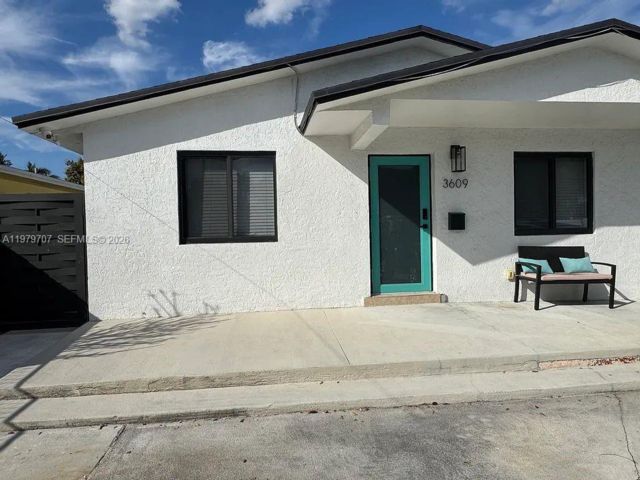  3 BR,  2.00 BTH &nbsp;Duplex style home in Miami