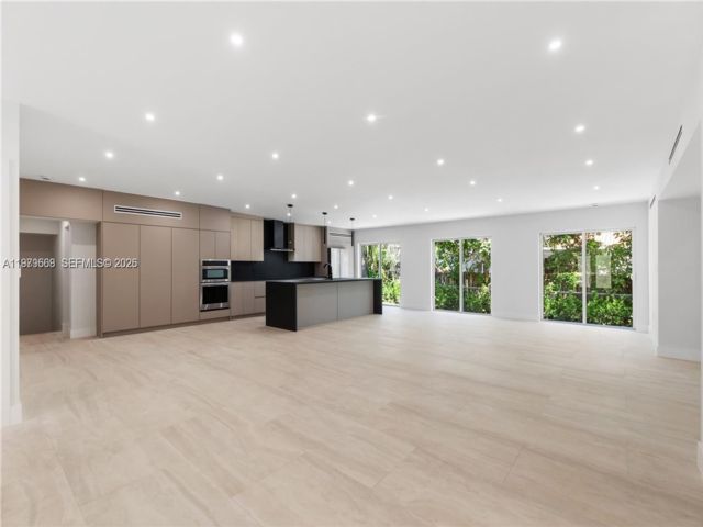  4 BR,  3.00 BTH &nbsp; style home in Miami