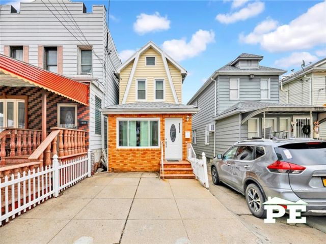  3 BR,  2.00 BTH &nbsp;Single family style home in Old Mill Basin