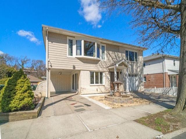  4 BR,  2.00 BTH &nbsp;Multi-family style home in Sunnyside