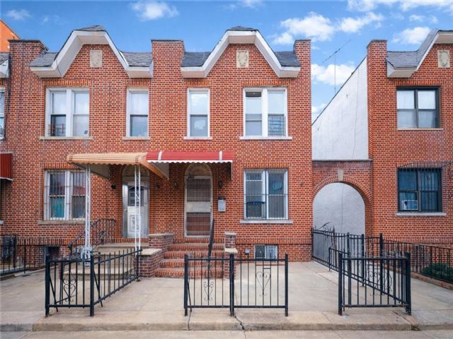  7 BR,  3.00 BTH &nbsp;Multi-family style home in Sunset Park
