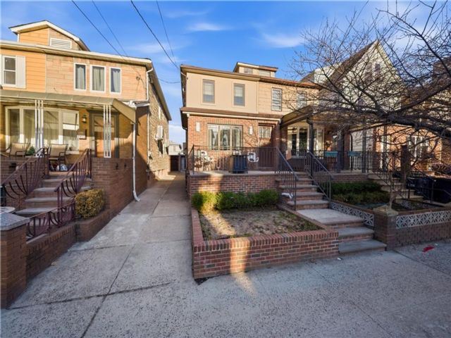  3 BR,  0.00 BTH &nbsp;Multi-family style home in Sheepshead Bay