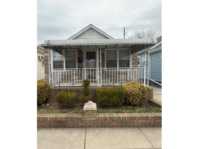  3 BR,  2.00 BTH &nbsp;Single family style home in Canarsie