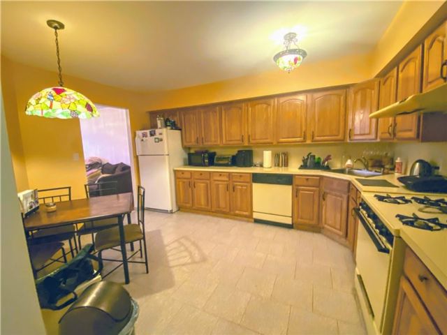  2 BR,  2.00 BTH &nbsp;Condominium style home in Bay Ridge