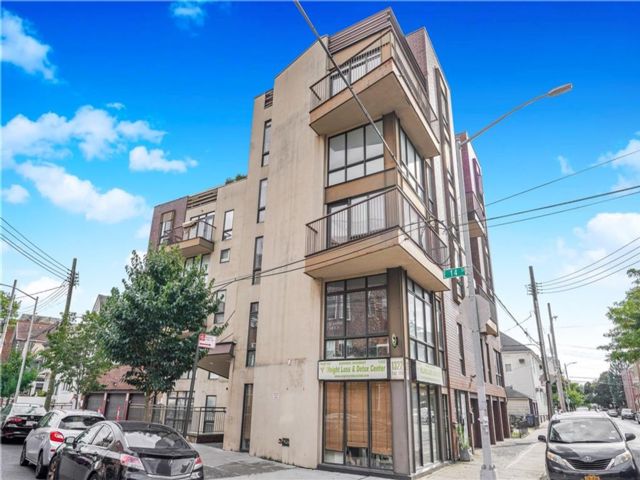  3 BR,  2.00 BTH &nbsp;Condominium style home in Midwood