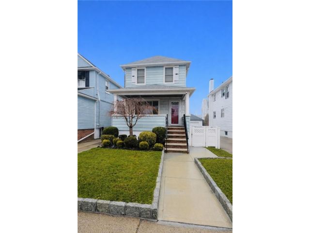  3 BR,  1.50 BTH &nbsp;Single family style home in Belle Harbor