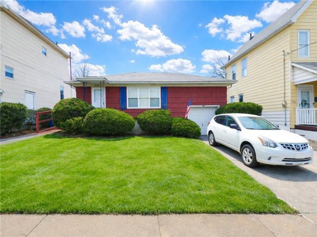  3 BR,  2.00 BTH &nbsp;Single family style home in Port Richmond