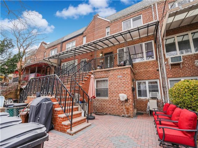  5 BR,  0.00 BTH &nbsp;Multi-family style home in Sheepshead Bay