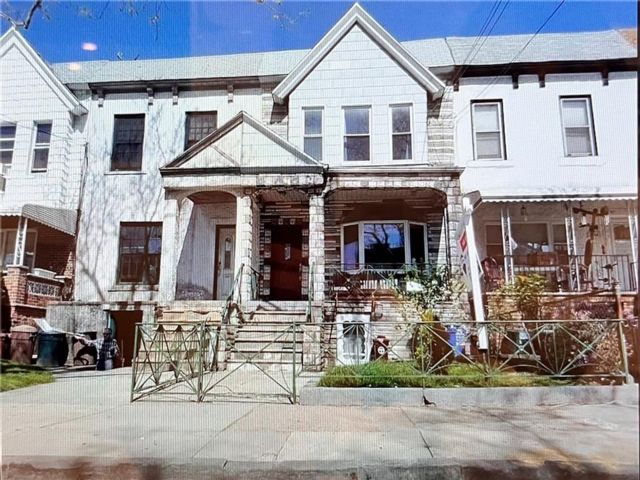  6 BR,  3.00 BTH &nbsp;Multi-family style home in Bensonhurst