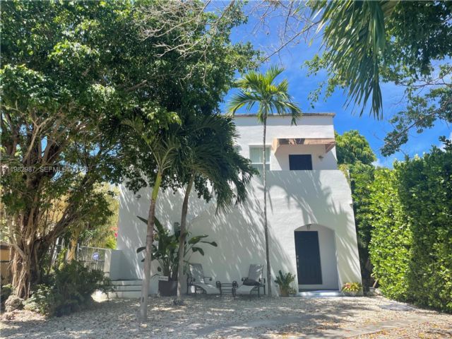  2 BR,  1.00 BTH &nbsp;Townhouse style home in Miami