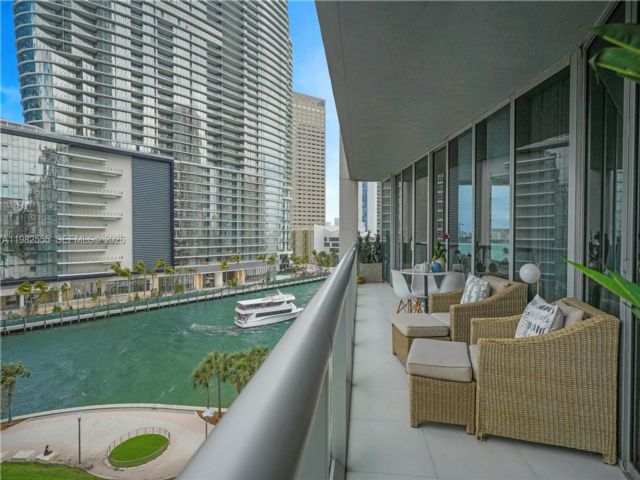 2 BR,  2.00 BTH &nbsp;Condo style home in Miami